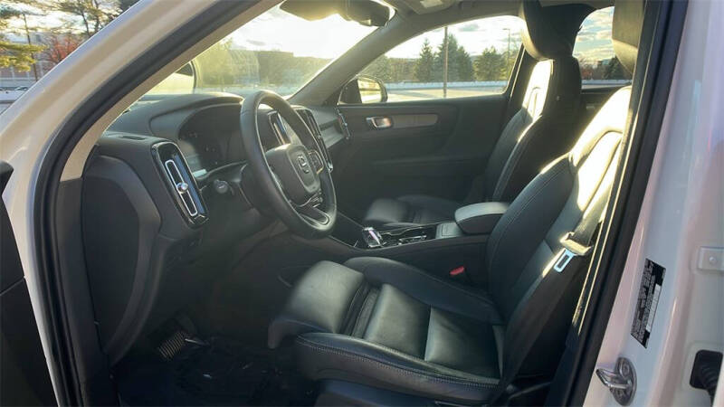 2025 Volvo XC40 B5 Plus Dark Theme