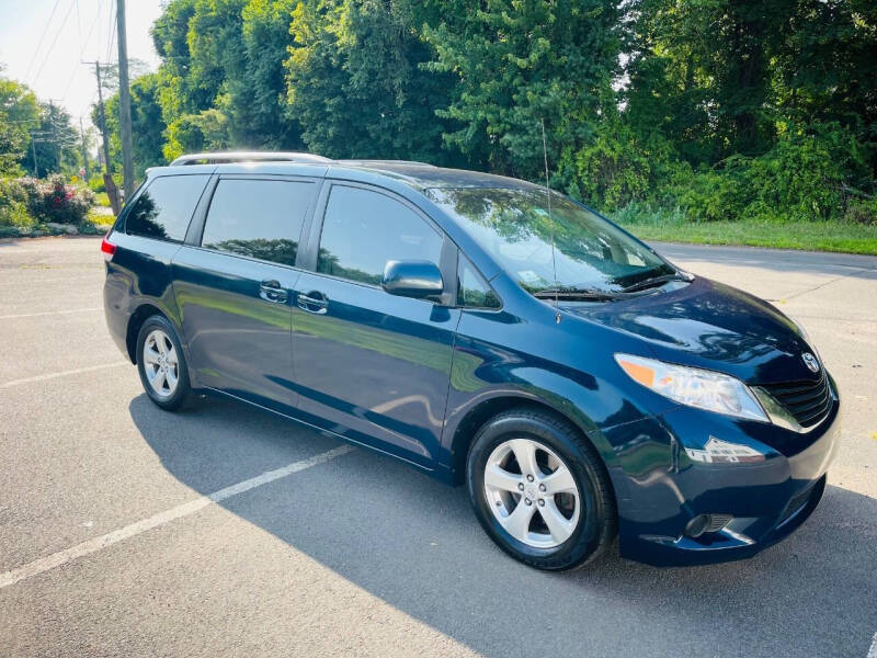 2011 Toyota Sienna LE 7-Passenger Auto Access Seat