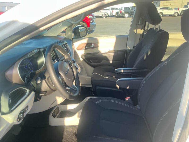2024 Chrysler Voyager LX