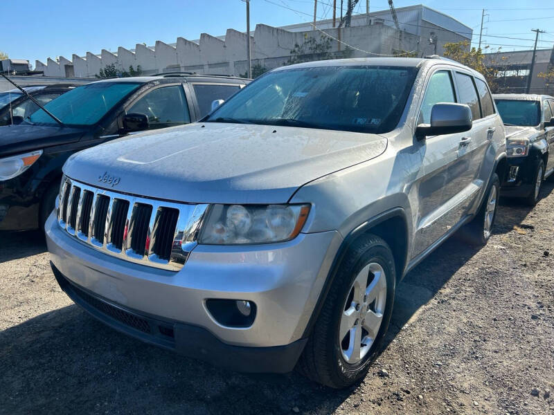 2011 Jeep Grand Cherokee Laredo photo 2