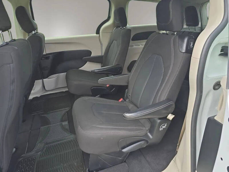 2022 Chrysler Voyager LX