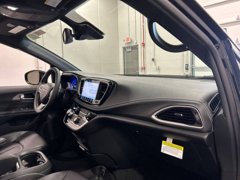 2027 Chrysler Pacifica Select