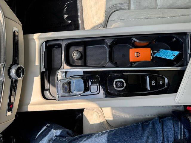 2024 Volvo XC60 B5 Ultimate Dark Theme