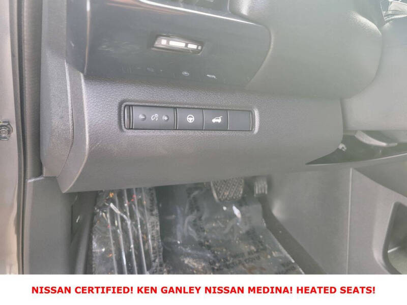 2025 Nissan Pathfinder SV