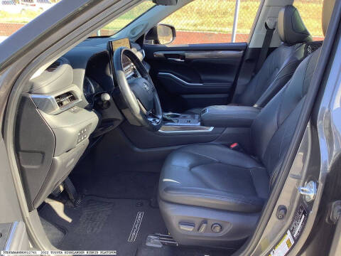 2022 Toyota Highlander Hybrid Platinum