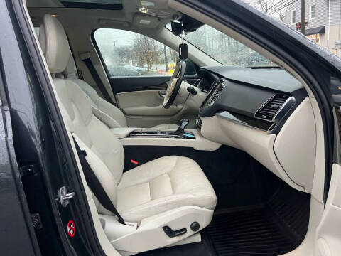 2016 Volvo XC90 T6 Momentum