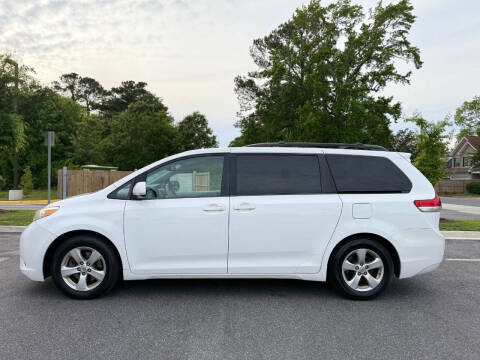 2013 Toyota Sienna LE 8-Passenger