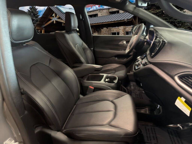 2025 Chrysler Pacifica Plug-In Hybrid Select