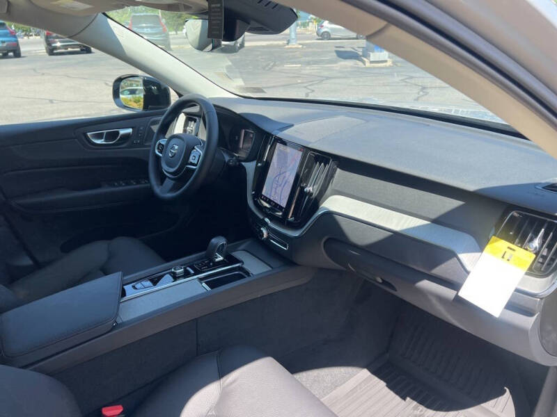 2025 Volvo XC60 T8 Plus Dark Theme