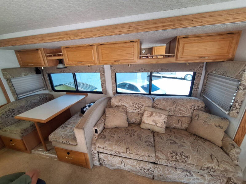 2002 Winnebago Adventurer