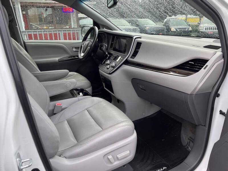 2017 Toyota Sienna XLE 7-Passenger