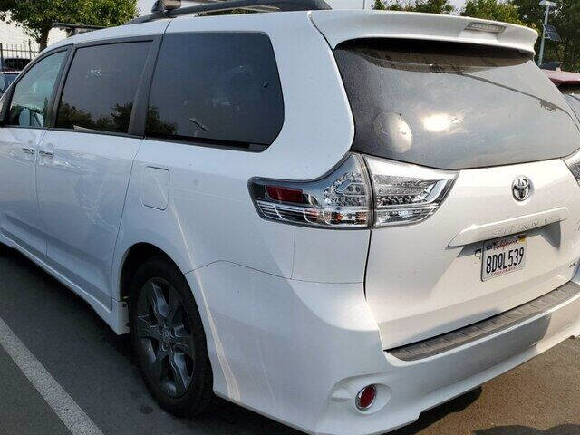 2015 Toyota Sienna SE 8-Passenger