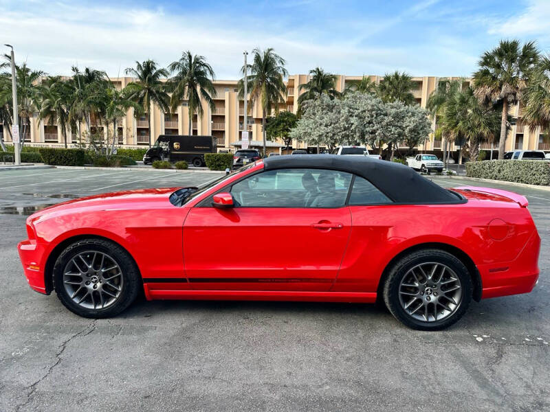 2013 Ford Mustang V6 Premium photo 13