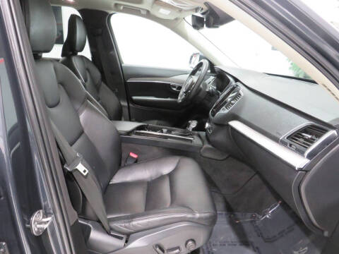 2022 Volvo XC90 T5 Momentum