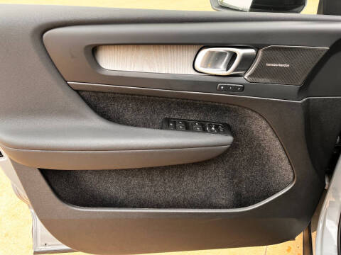 2025 Volvo XC40 B5 Plus Dark Theme