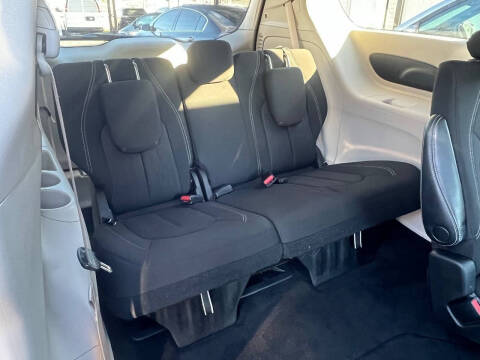 2022 Chrysler Voyager LX