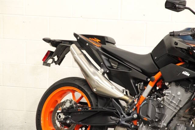 2022 KTM 890 Duke R