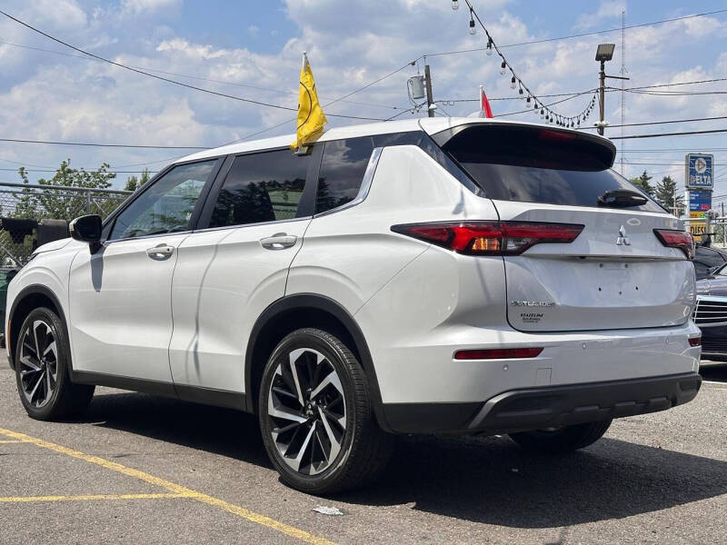 2022 Mitsubishi Outlander ES