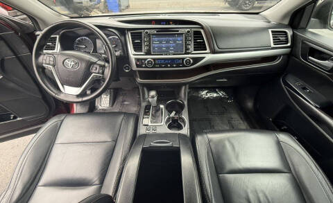 2017 Toyota Highlander SE