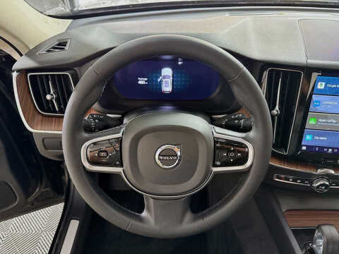 2023 Volvo XC60 B5 Plus Dark Theme