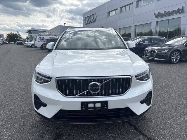 2025 Volvo XC40 B5 Core Bright Theme