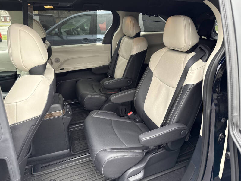 2025 Toyota Sienna Platinum 7-Passenger