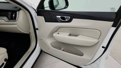 2024 Volvo XC60 Recharge T8 Plus Dark Theme