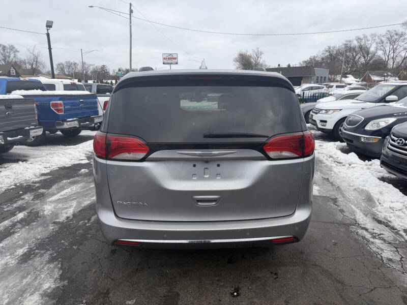 2017 Chrysler Pacifica Touring-L