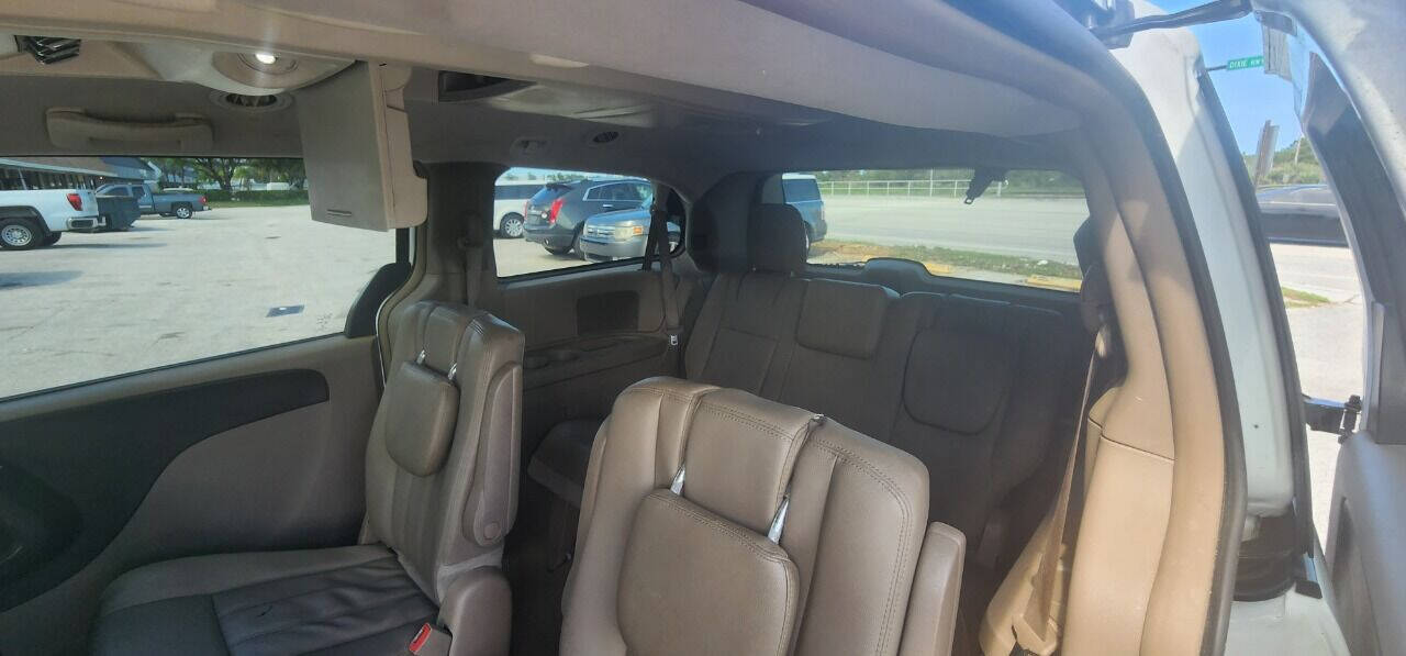 2016 CHRYSLER Town and Country Minivan - $7,950