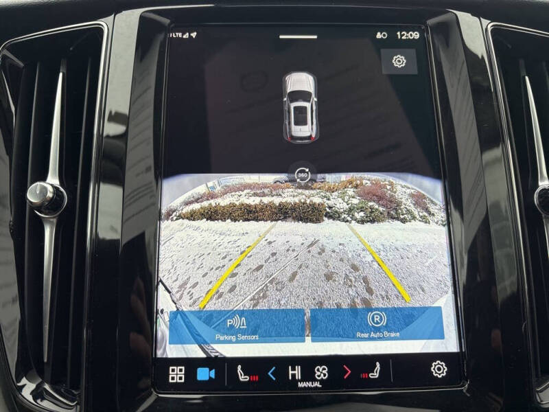 2025 Volvo XC60 B5 Plus Dark Theme