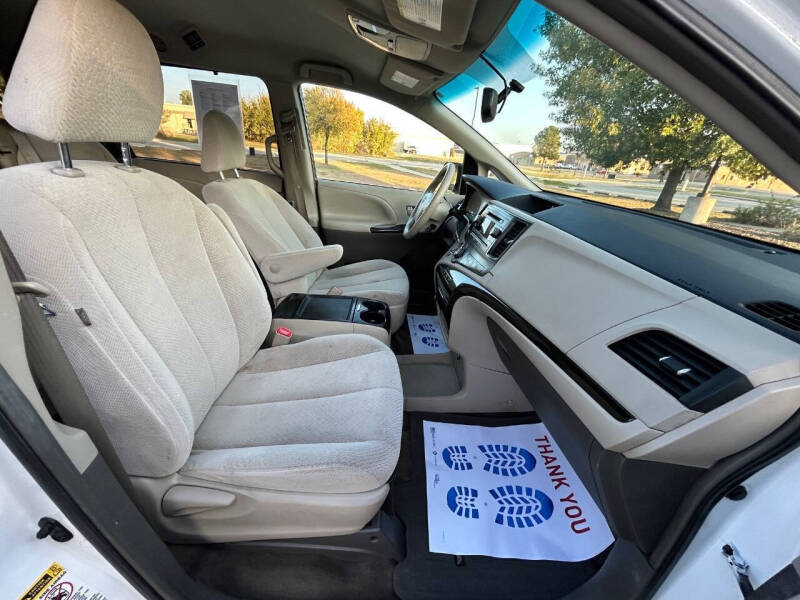 2013 Toyota Sienna LE 8-Passenger