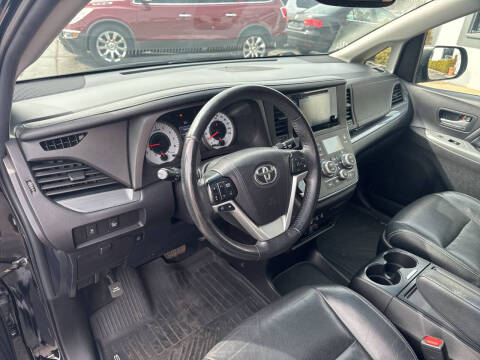 2017 Toyota Sienna SE Premium 8-Passenger