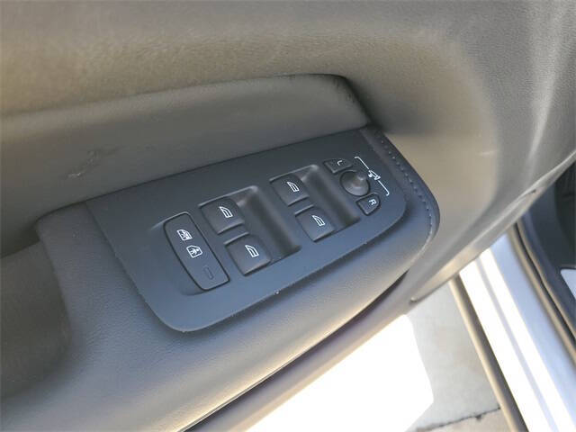 2025 Volvo XC60 B5 Plus Dark Theme