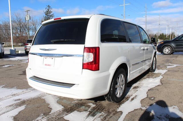 2014 Chrysler Town & Country Touring photo 7