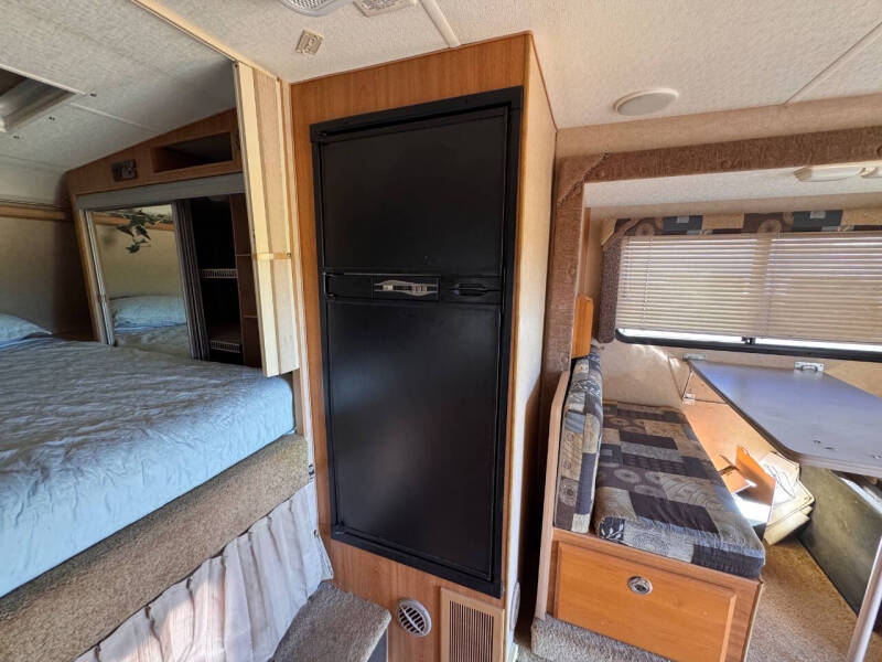 2006 Lance Camper 851