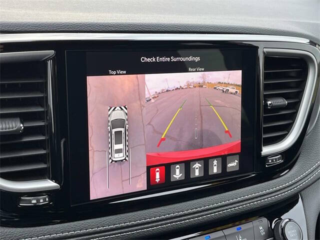 2026 Chrysler Pacifica Select