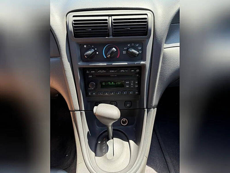 2004 Ford Mustang GT Deluxe