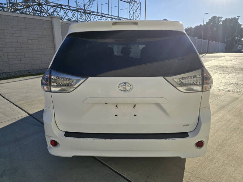 2017 Toyota Sienna SE Premium photo 6