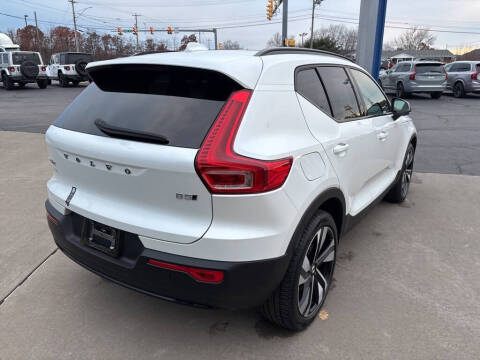 2025 Volvo XC40 B5 Plus Dark Theme