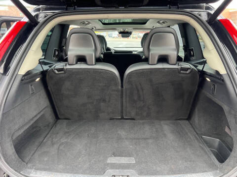 2016 Volvo XC90 T6 Momentum