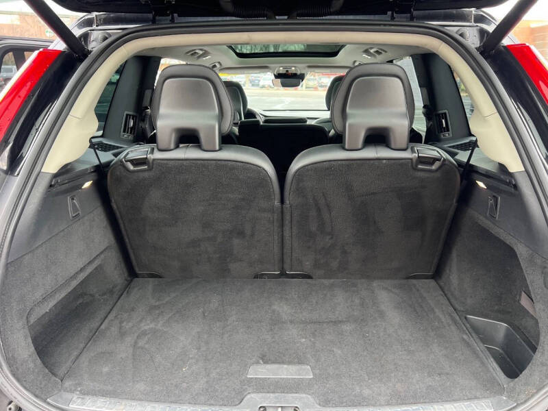2016 Volvo XC90 T6 Momentum