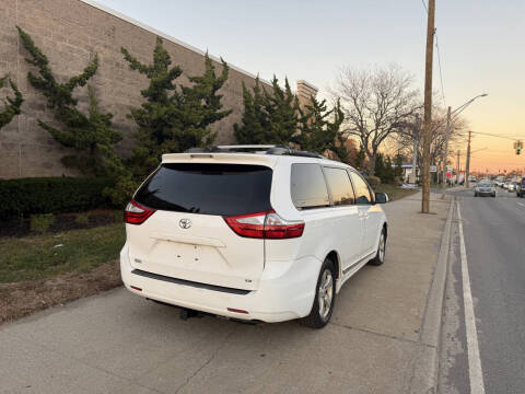 2015 Toyota Sienna LE 8-Passenger