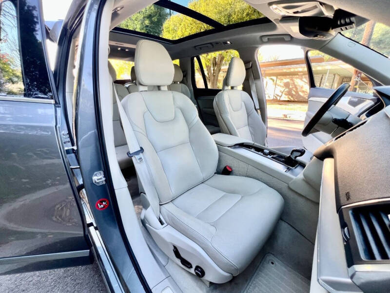 2016 Volvo XC90 T6 Momentum