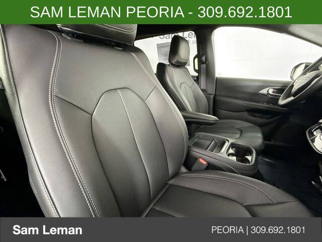 2027 Chrysler Pacifica Select