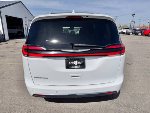 2022 Chrysler Pacifica Touring L