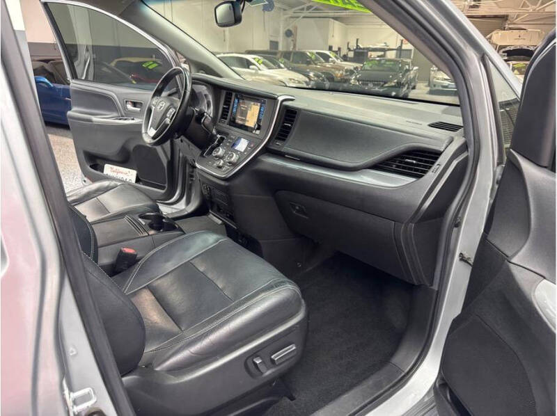 2017 Toyota Sienna SE Premium 8-Passenger