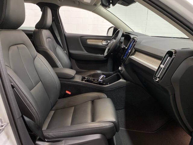 2025 Volvo XC40 B5 Plus Dark Theme