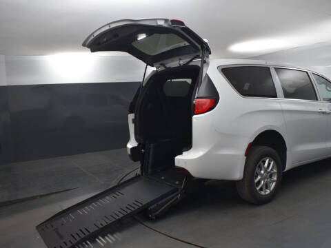 2025 Chrysler Voyager LX