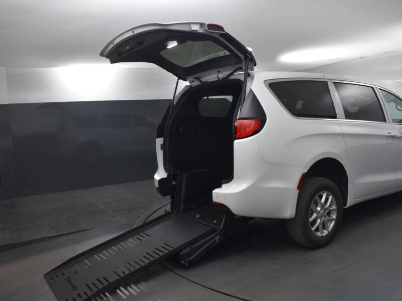 2025 Chrysler Voyager LX