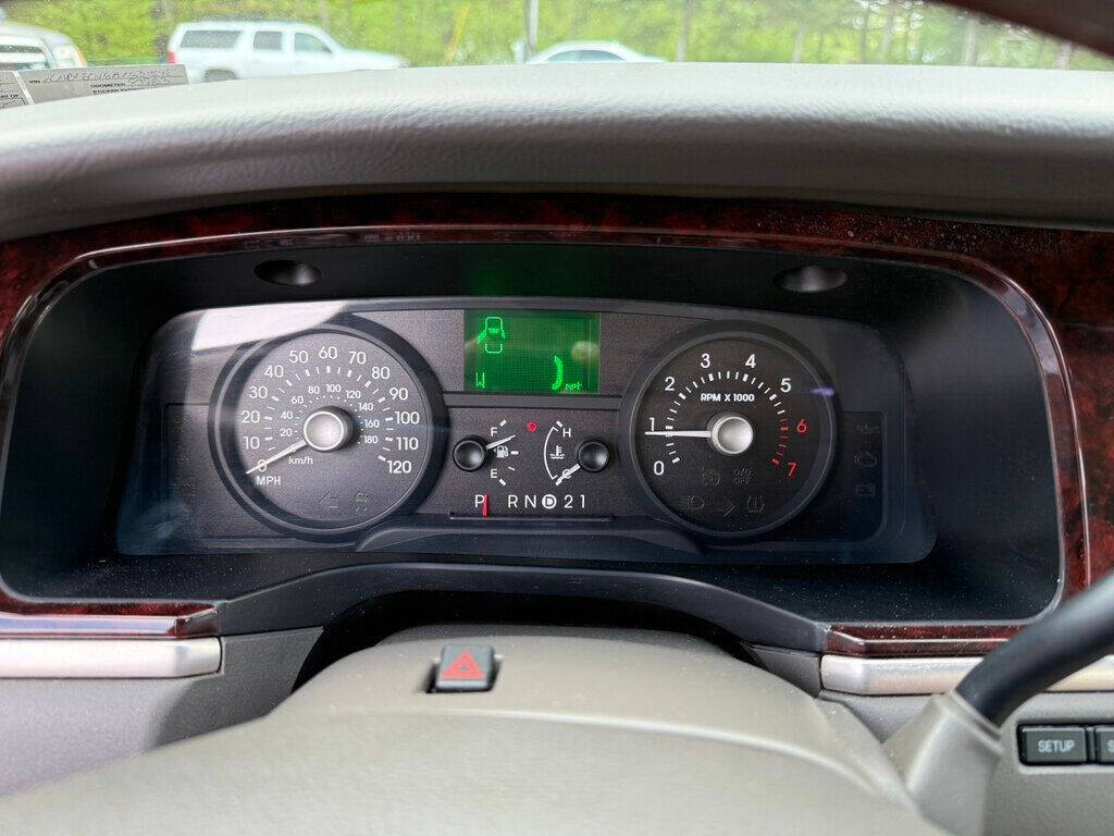 2010 Lincoln Town Car 24